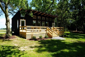 Exterior - Luxe 2BR Cabin with Deck and Creek View - Working Farm (Melfa)