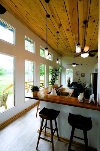 Luxe 2BR Cabin with Deck and Creek View - Working Farm