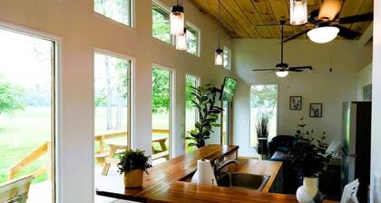 Luxe 2BR Cabin with Deck and Creek View - Working Farm