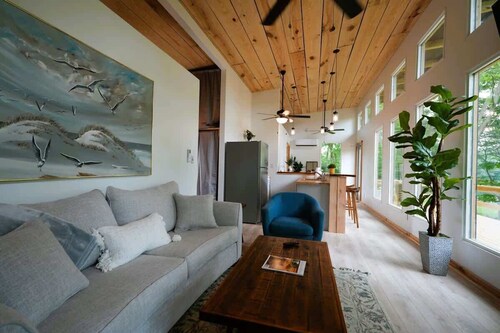 Luxe 2BR Cabin with Deck and Creek View - Working Farm