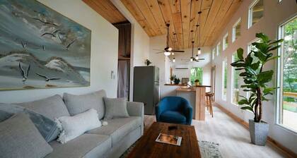 Luxe 2BR Cabin with Deck and Creek View - Working Farm