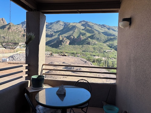 2-bedroom condo in welcoming Tucson with AC, fitness room. Start relaxing now