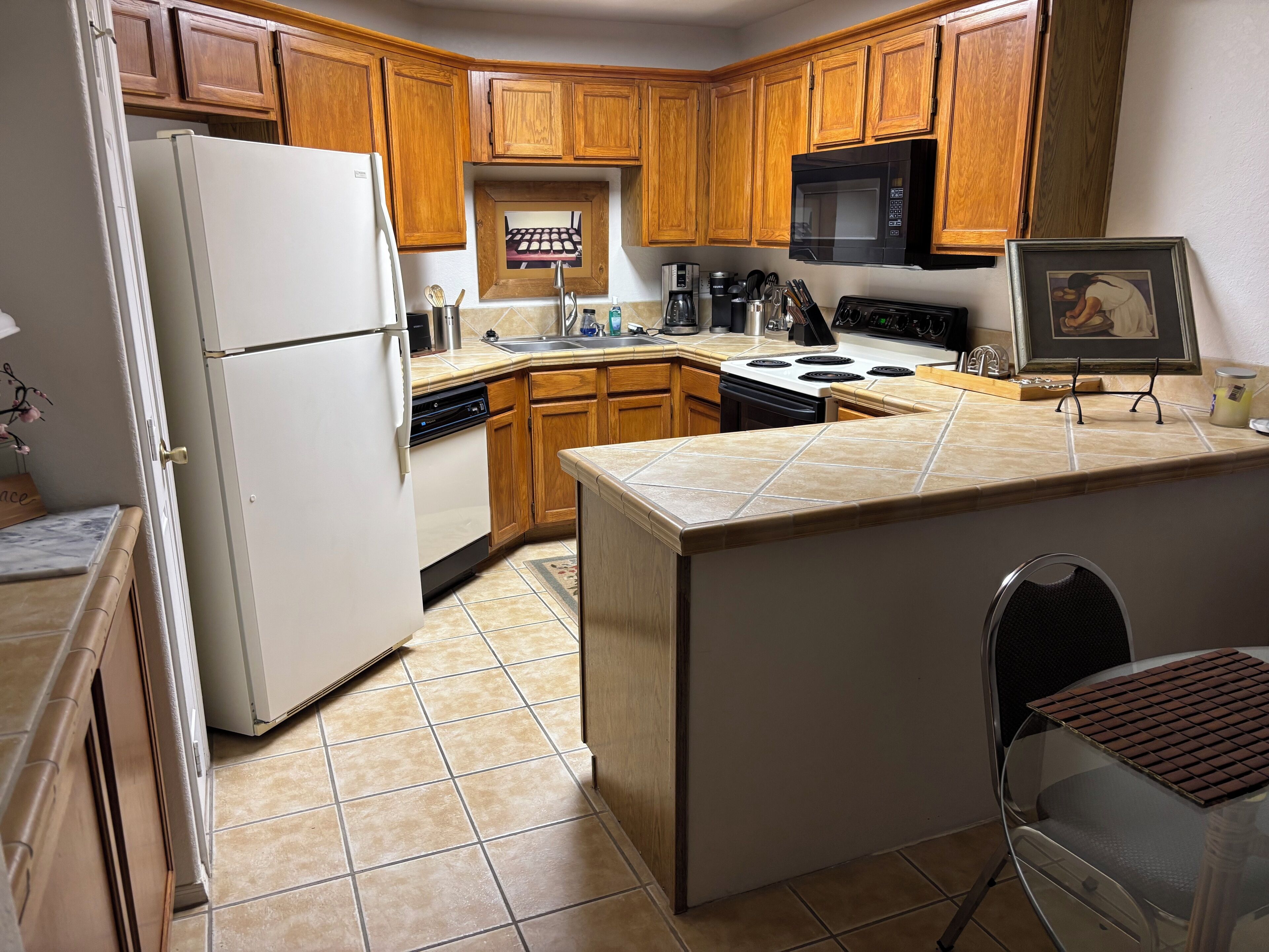 Réfrigérateur, micro-ondes, four, plaque de cuisson