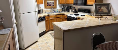 Réfrigérateur, micro-ondes, four, plaque de cuisson