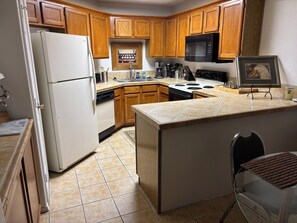 Kjøleskap, mikrobølgeovn, ovn og kokeplater