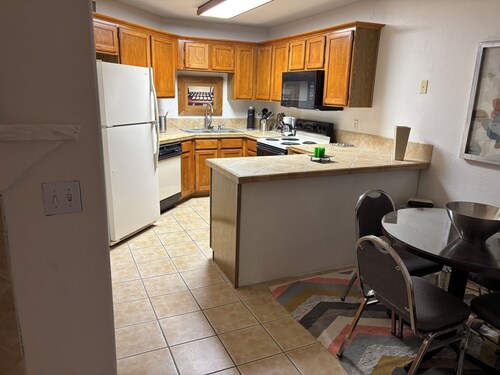 2-bedroom condo in welcoming Tucson with AC, fitness room. Start relaxing now