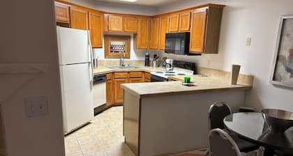 2-bedroom condo in welcoming Tucson with AC, fitness room. Start relaxing now