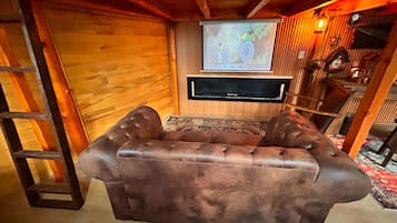 Televisie, een open haard, boeken en een stereo
