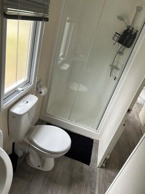 Douche, sèche-cheveux, papier toilette