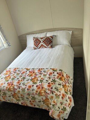 4 bedrooms, iron/ironing board, WiFi - 3 bed mobile home - Holiday Park (Northampton)
