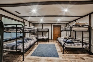 9 bedrooms, desk, iron/ironing board, travel cot