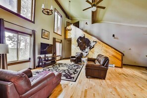 TV, fireplace, video games - Deadwood SD 11k sq ft 9 Bd Suites 11 Ba Sleeps 35+ (Deadwood)