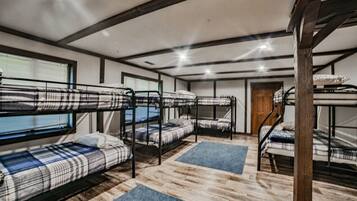 9 makuuhuonetta, työpöytä, silitysrauta/-lauta, vauvan matkasänky