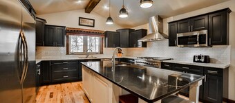 Deadwood SD 11k sq ft 9 Bd Suites 11 Ba Sleeps 35+