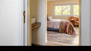 4 habitaciones, tabla de planchar con plancha y acceso a internet