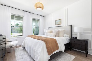 4 bedrooms, iron/ironing board, free WiFi, bed sheets - Stylish waterside retreat - springs nearby - pool and gym access - large groups (DeBary)