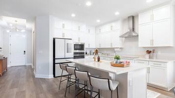 Kylskåp, mikrovågsugn, ugn och spishäll