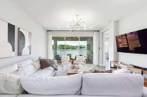 Stylish waterside retreat - springs nearby - pool and gym access - large groups