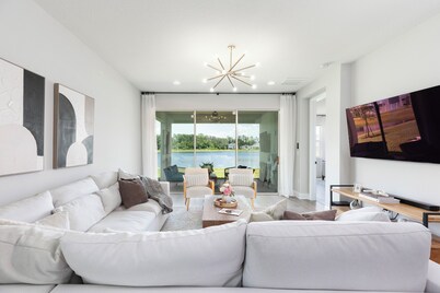 Stylish waterside retreat - springs nearby - pool and gym access - large groups