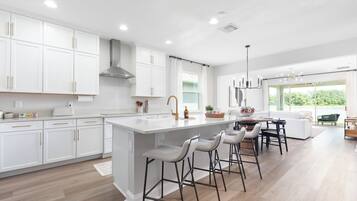 Kylskåp, mikrovågsugn, ugn och spishäll