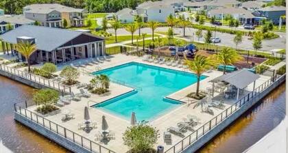 Stylish waterside retreat - springs nearby - pool and gym access - large groups