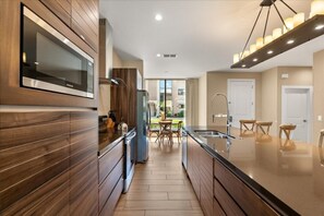 冷蔵庫、電子レンジ、オーブン、コンロ