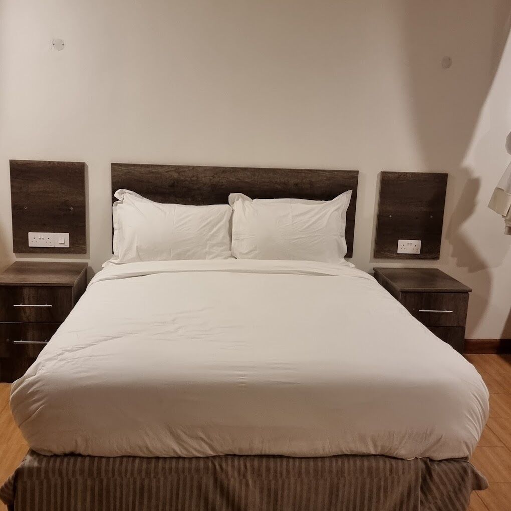 Habitación individual Deluxe, vista al jardín | Baño | Regadera, pantuflas, toallas, jabón 