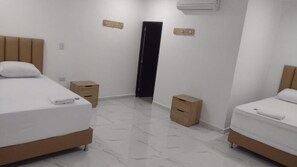 Family Quadruple Room | Free WiFi - Hotel brisas (Medellín)