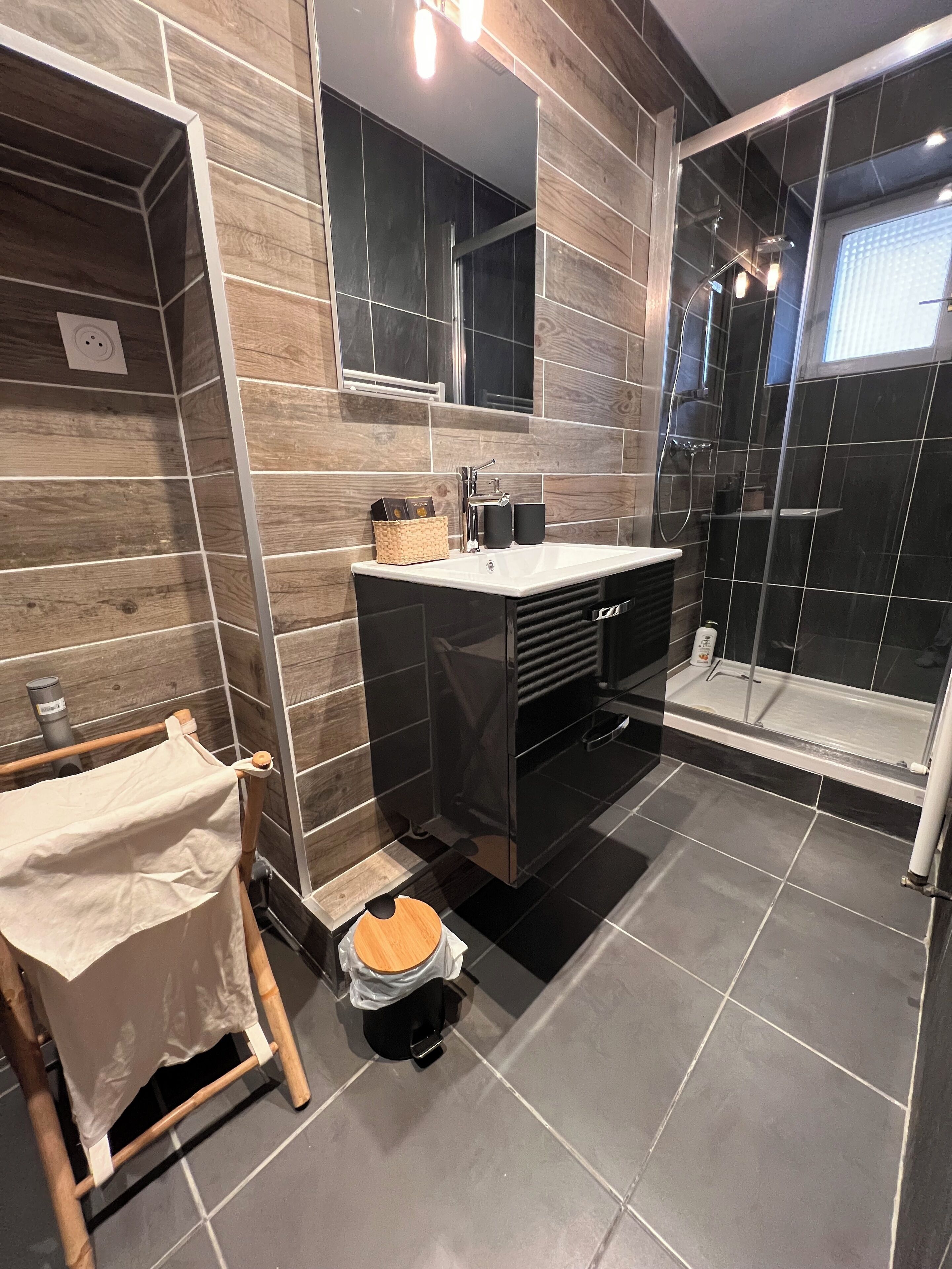 Secadora de cabello, toallas, jabón, papel de baño 