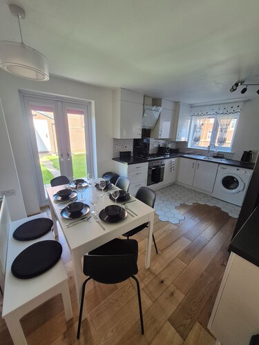 Stylish 3-Bedroom House in Kingston Upon Hull – Perfect for Families & Groups