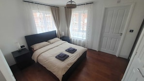 3 habitaciones, tabla de planchar con plancha y cuna de viaje