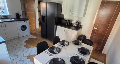 Stylish 3-Bedroom House in Kingston Upon Hull – Perfect for Families & Groups