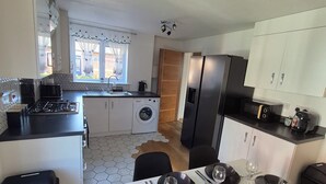 Una cocina moderna con comedor preparado para seis personas.