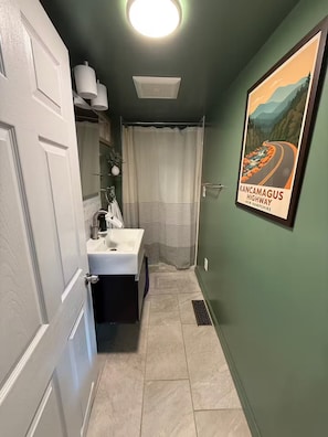 Shower, hair dryer, towels, soap - Cozy Family Ski Lodge | North Conway Village Stay (Conway)
