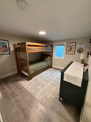 3 bedrooms, WiFi, bed sheets - Cozy Family Ski Lodge | North Conway Village Stay (Conway)