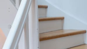 A staircase with white railings and wooden steps. - Idyllic vacation home in the countryside in the Rhön (Oberthulba)