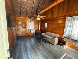 Living area - Crest Lodge Historic Mountain Inn - Blue Jay (Crestline)