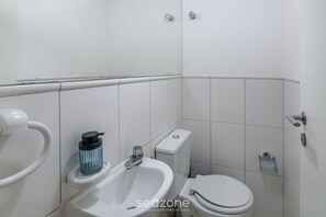 Basic Apartment | Bathroom