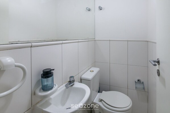 Basic Apartment | Bathroom