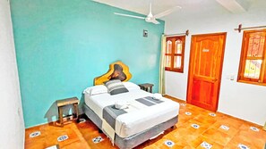 Quarto casal básico | Wi-Fi de cortesia, roupa de cama