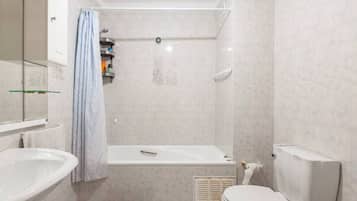 Haartrockner, Bidet, Handtücher, Seife