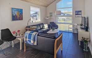 TV, fireplace - Stunning home in Løkken with sauna (Løkken)