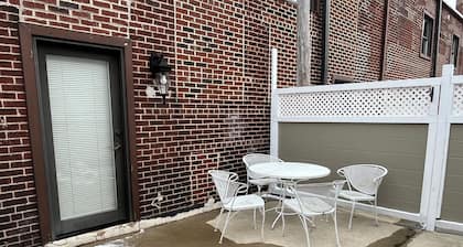 Cozy 2-bedroom apartment in charming Lorain with AC