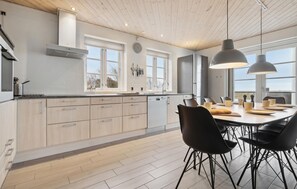 Kühlschrank, Mikrowelle, Herdplatte, Geschirrspüler