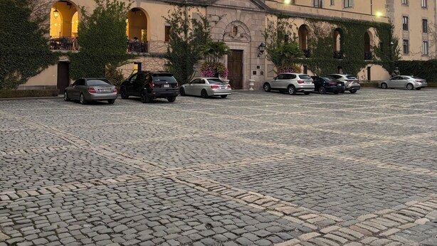 Un bâtiment historique doté d’une cour intérieure, de murs en pierre et de plusieurs cheminées.