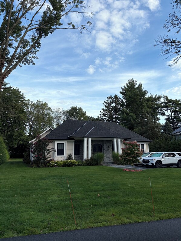 Exterior - Ryder cup rental NEW CUSTOM 3 BEDROOM RANCH 7.2 miles from bethpage black course (Huntington)