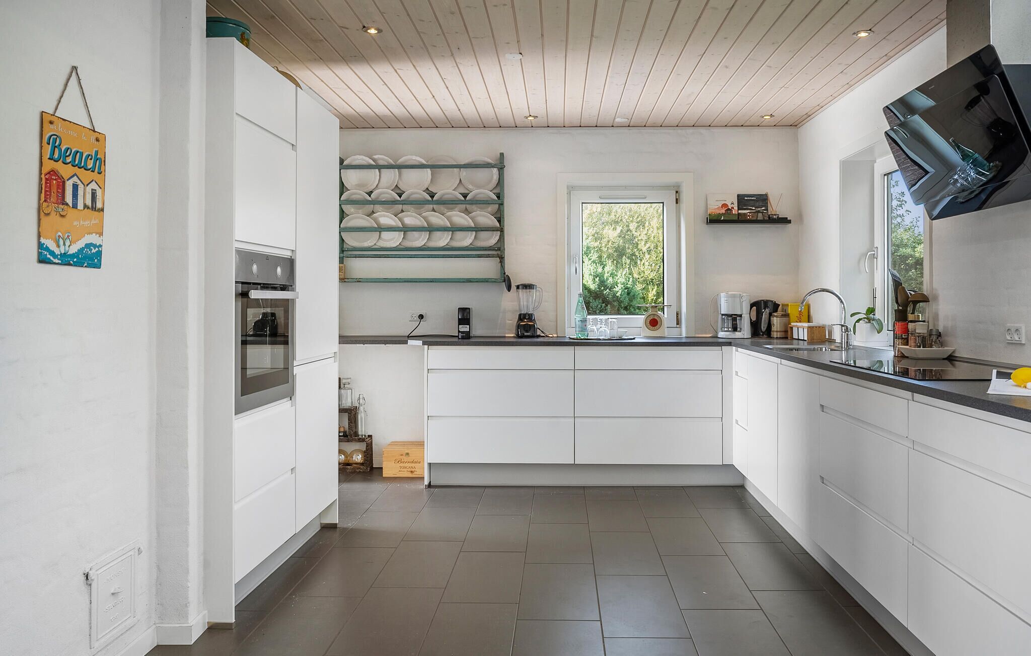 Refrigerador, parrilla de estufa, lavavajillas y cafetera y tetera 