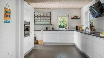 Refrigerador, parrilla de estufa, lavavajillas y cafetera y tetera