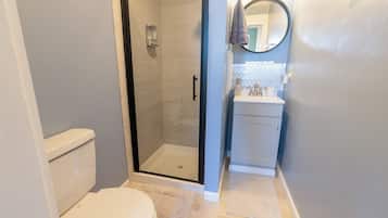 Douche, sèche-cheveux, serviettes fournies, savon