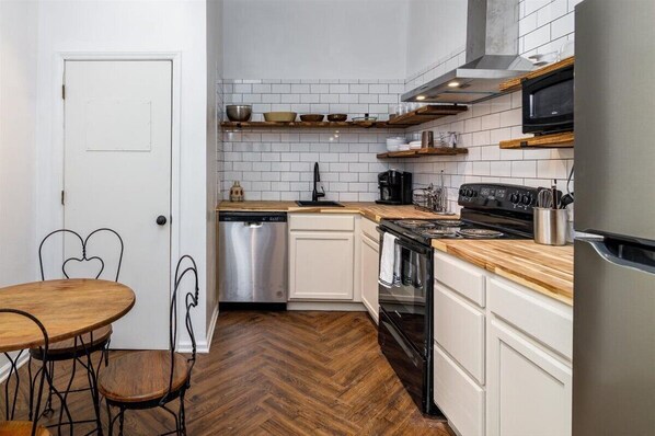 Kühlschrank, Mikrowelle, Ofen, Herdplatte